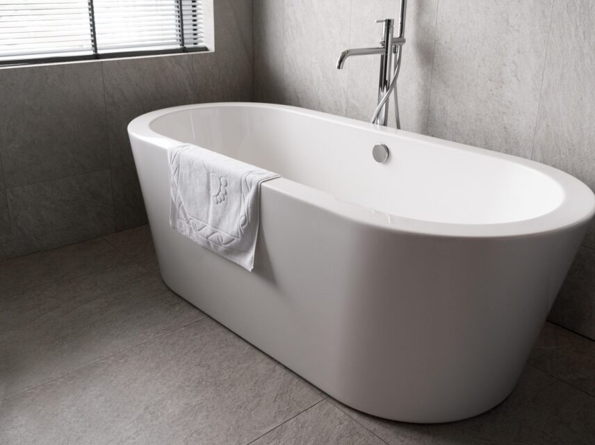 minimalistic-white-bathtub-with-towel-it